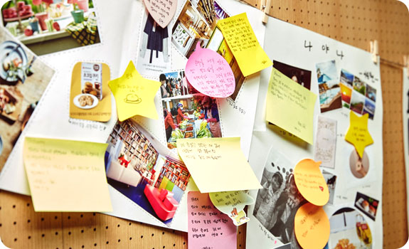 벽에 부착된 롤링페이퍼